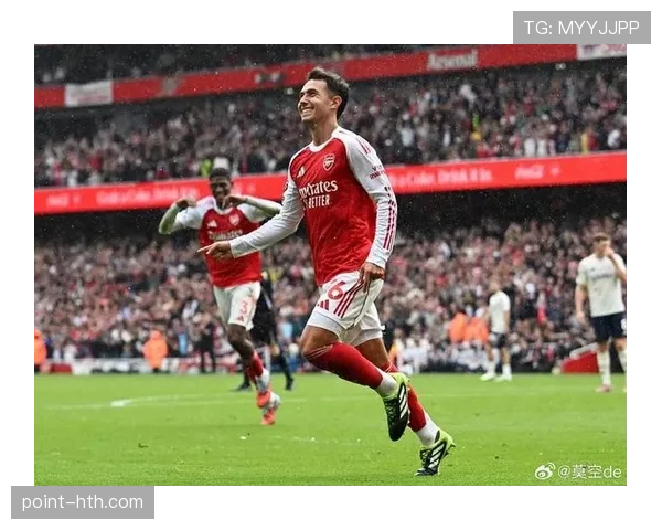 费耶诺德边路进攻表现稳健，近期战术侧重两翼推进