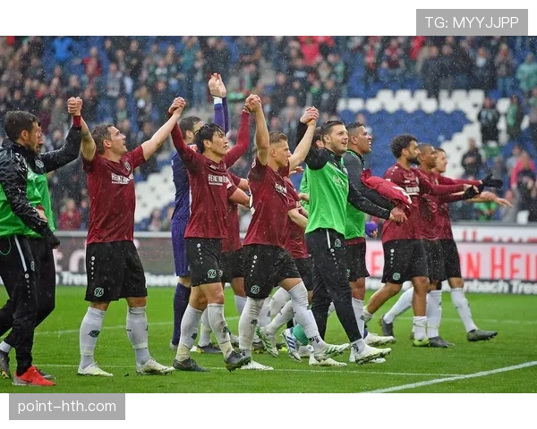 足球赛事集锦:近期多场关键对决表现稳健